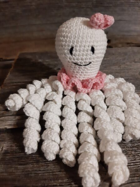 Pirmā LaLu  rotaļlieta mazulītei "Astoņkājītis".  Rotaļlieta mazulim ar maigas skaņas zvārgulīti vidū.