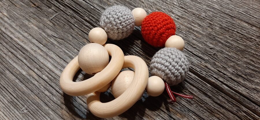 Lalu dabīga koka graužamriņķis ar aptamborētām koka  bumbiņām. Rotaļlieta - grabulis bērniem.