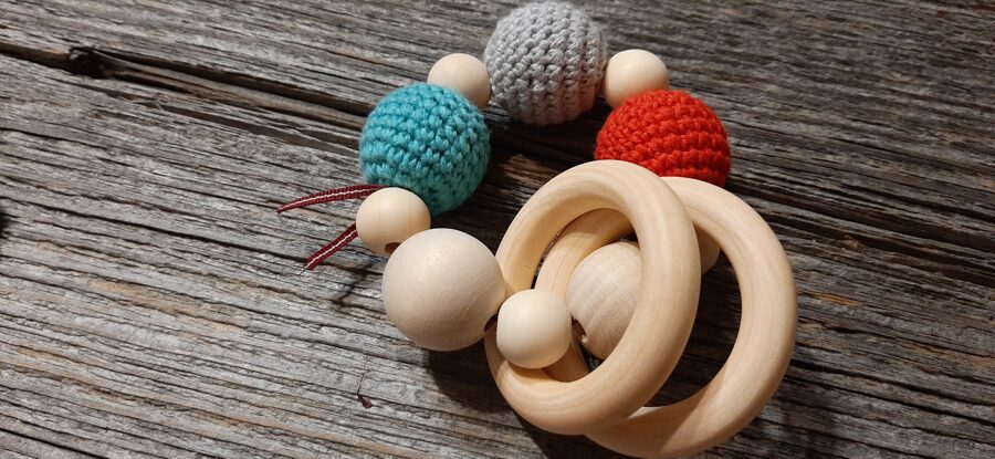 Lalu dabīga koka graužamriņķis ar aptamborētām koka  bumbiņām. Rotaļlieta - grabulis bērniem.