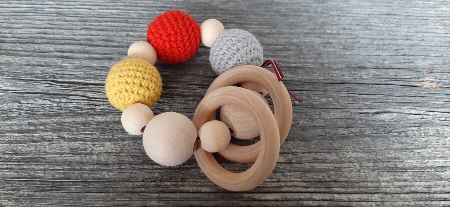 Lalu dabīga koka graužamriņķis ar aptamborētām koka  bumbiņām. Rotaļlieta - grabulis bērniem.