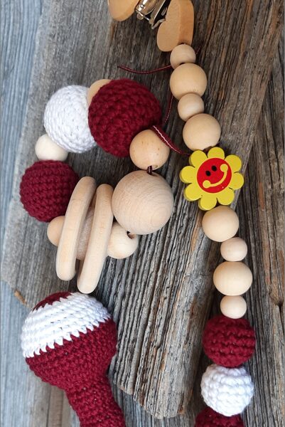 Lalu grabuļu komplekts mazuļiem ''Sarkanbalti sarkanais".  Graužamriņķis, knupīšu turētājs un grabulis kātiņā ar maigas skaņas zvārgulīti. 