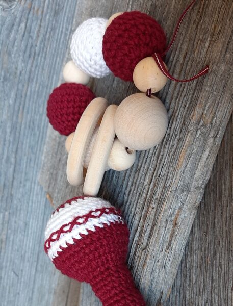 Lalu grabuļu komplekts mazuļiem ''Sarkanbalti sarkanais". Komplektā  graužamriņķis un grabulis kātiņā ar maigas skaņas zvārgulīti. 