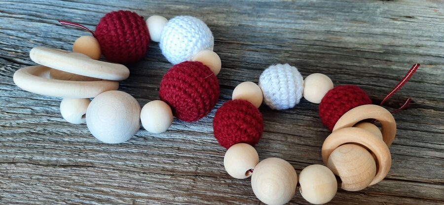 Lalu dabīga koka graužamriņķis ar aptamborētām koka  bumbiņām. Rotaļlieta - grabulis bērniem. Patriotisks grabulis "Sarkanbalti sarkanais".