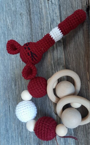 Lalu grabuļu komplekts mazuļiem ''Sarkanbalti sarkanais".  Graužamriņķis un grabulis pelīte kātiņā ar maigas skaņas zvārgulīti. 