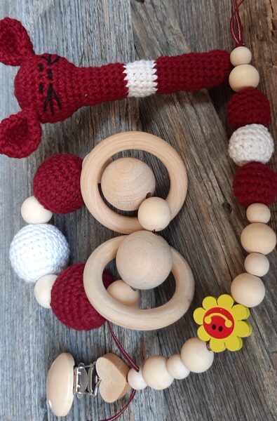 Lalu grabuļu komplekts mazuļiem ''Sarkanbalti sarkanais".  Graužamriņķis, knupīšu turētājs un grabulis pelīte kātiņā ar maigas skaņas zvārgulīti. 