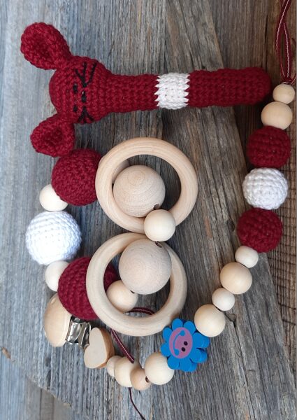 Lalu grabuļu komplekts mazuļiem ''Sarkanbalti sarkanais".  Graužamriņķis, knupīšu turētājs un grabulis pelīte kātiņā ar maigas skaņas zvārgulīti. 