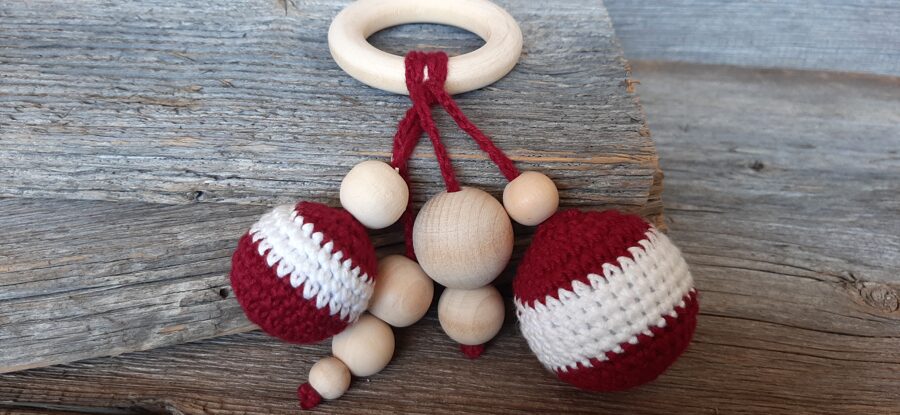 Lalu grabulītis mazulim ''Sarkanbalti sarkanais".  Graužamriņķis - grabulis kareklītis riņķītī. Zobgrauzis. Pirmā rotaļlieta.