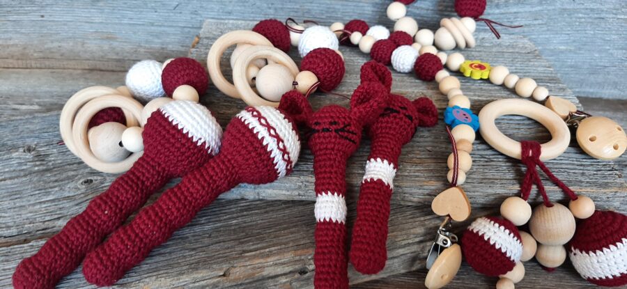 Lielais LaLu grabuļu komplekts mazuļiem ''Sarkanbalti sarkanais".  Zobgrauži, grabuļi, rotaļlietas, knupīša sargātāji. Komplekts dvīnīšiem.