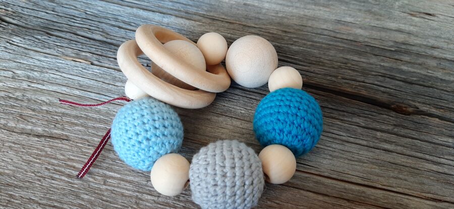 Lalu dabīga koka graužamriņķis ar aptamborētām koka  bumbiņām. Rotaļlieta - grabulis bērniem.