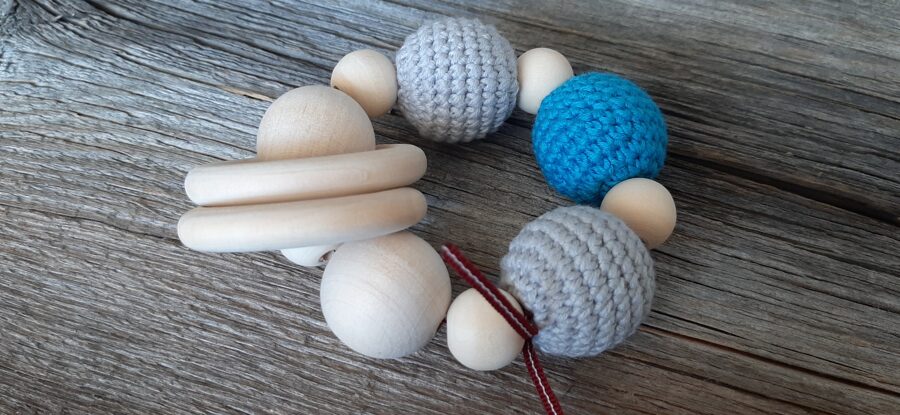 Lalu dabīga koka graužamriņķis ar aptamborētām koka  bumbiņām. Rotaļlieta - grabulis bērniem.