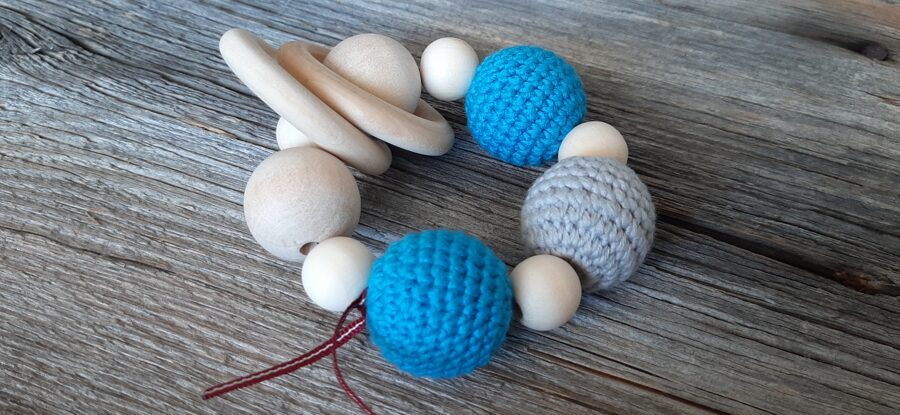 Lalu dabīga koka graužamriņķis ar aptamborētām koka bumbiņām. Rotaļlieta - grabulis bērniem.