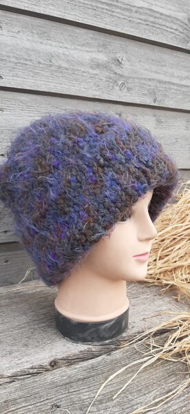 Lielas apjoma cepures, atlocāmas, nēsājamas dažādos veidos. Biezas, stilīgas, apjomīgas, siltas. Kungu un dāmu cepures.