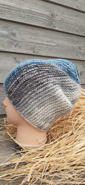 Skaistu krāsu pāreju sieviešu cepure. Lalu cepure - silta, mīksta, kvalitatīva, patīkama. Cepures visai ģimenei!