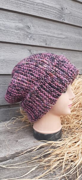 Lielas apjoma cepures, atlocāmas, nēsājamas dažādos veidos. Biezas, stilīgas, apjomīgas, siltas. Kungu un dāmu cepures.