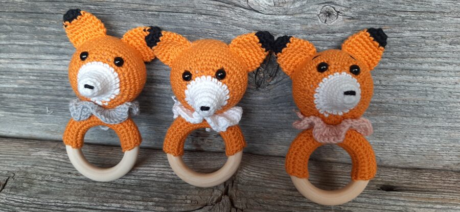 Lapsiņa grabulis - rotaļlieta. LaLu lapsiņa ar apkaklīti no dabīga materiāla pašiem mazākajiem. Iepriecini savu mazuli.