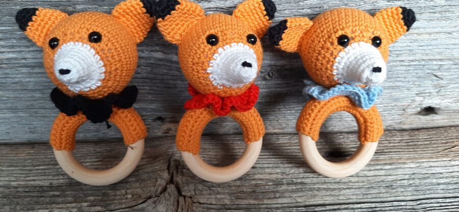 Lapsiņa grabulis - rotaļlieta. LaLu lapsiņa ar apkaklīti no dabīga materiāla pašiem mazākajiem. Iepriecini savu mazuli.