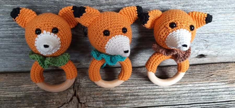 Lapsiņa grabulis - rotaļlieta. LaLu lapsiņa ar apkaklīti no dabīga materiāla pašiem mazākajiem. Iepriecini savu mazuli.