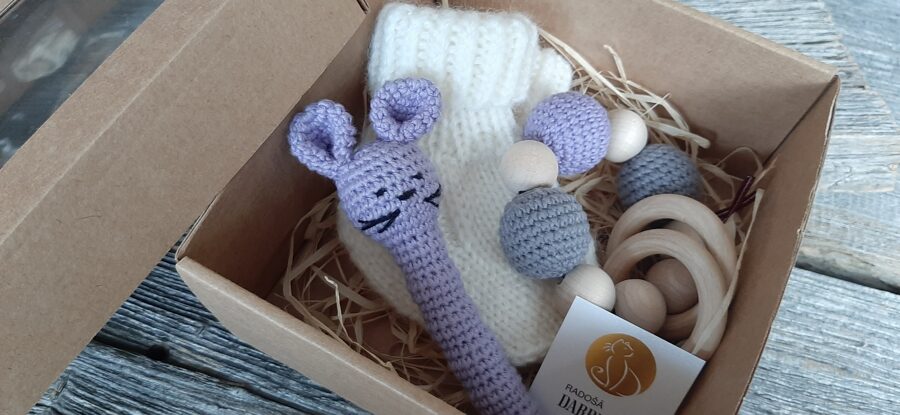 LaLu komplekts jaundzimušajam - zeķītes, grabulis pelīte, graužamriņķis.  Pirmās mazuļa rotaļlietas. Dabīgas. Graužamas. 