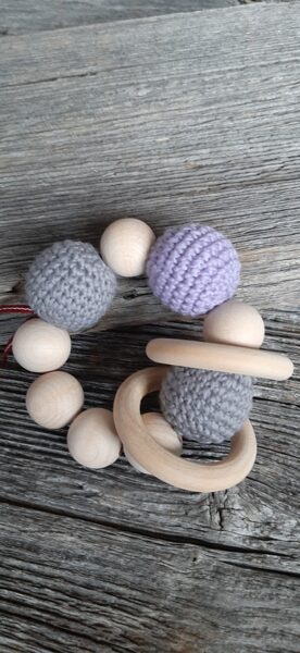 Lalu dabīga koka graužamriņķis ar aptamborētām koka bumbiņām. Rotaļlieta - grabulis bērniem. Zobgrauzis.