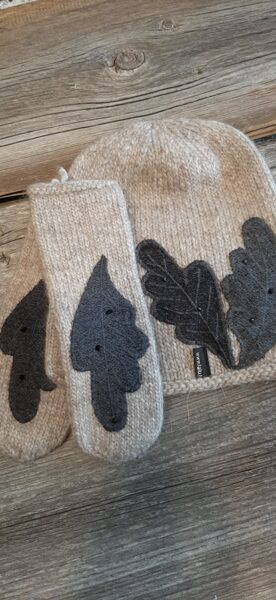 Skaista smilškrāsas toņu LaLu cepure un cimdi "Ozols"! Adīta no dabīga materiāla, bez vīlēm. Vienā eksemplārā.