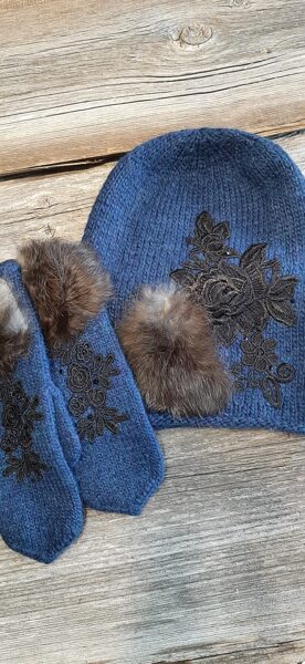 Skaisti zilas krāsas cepure un cimdi no dabīgas materiāla. Dekorēta ar dabīgo ādu un mežģīnēm.