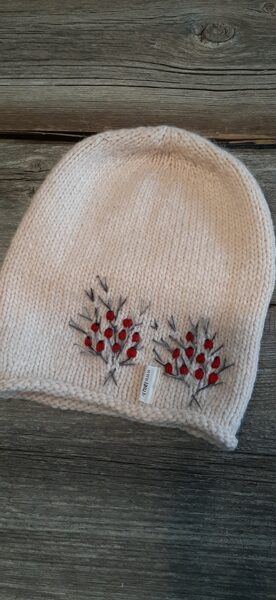 Skaista balti rozīga toņa cepure ar odziņām "Pīlādzītis! Adīta no dabīga materiāla, bez vīlēm. Vienā eksemplārā.