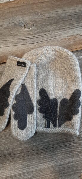 Skaista pelēkraibu LaLu cepure un cimdi "Ozols". Adīta no dabīga materiāla, bez vīlēm. Vienā eksemplārā.