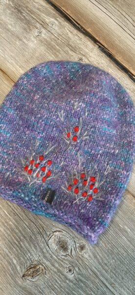 Skaista raibu toņu cepure ar odziņām "Pīlādzītis! Adīta no dabīga materiāla, bez vīlēm. Vienā eksemplārā.