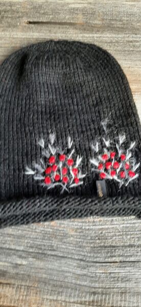 Melna LaLu cepure ar odziņām "Pīlādzītis! Adīta rokām no dabīga materiāla, bez vīlēm. Vienā eksemplārā.