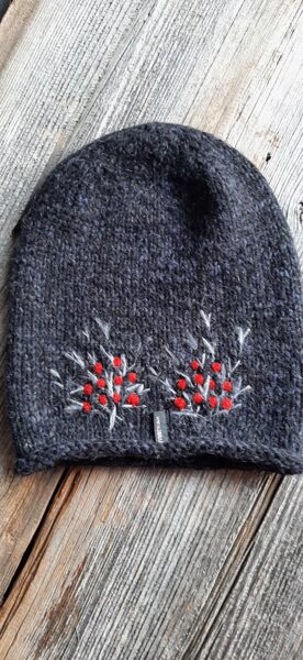 Melnraiba LaLu cepure ar odziņām "Pīlādzītis! Adīta rokām no dabīga materiāla, bez vīlēm. Vienā eksemplārā.