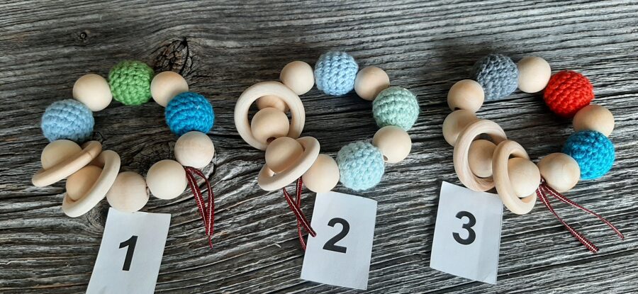 Lalu dabīga koka graužamriņķis ar aptamborētām koka bumbiņām. Rotaļlieta - grabulis bērniem. Pirmais grabulītis jūsu mazulim.