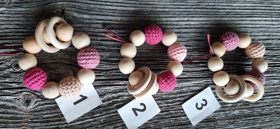 Lalu dabīga koka graužamriņķis ar aptamborētām koka  bumbiņām. Pirmā rotaļlieta pašiem mazākajiem.