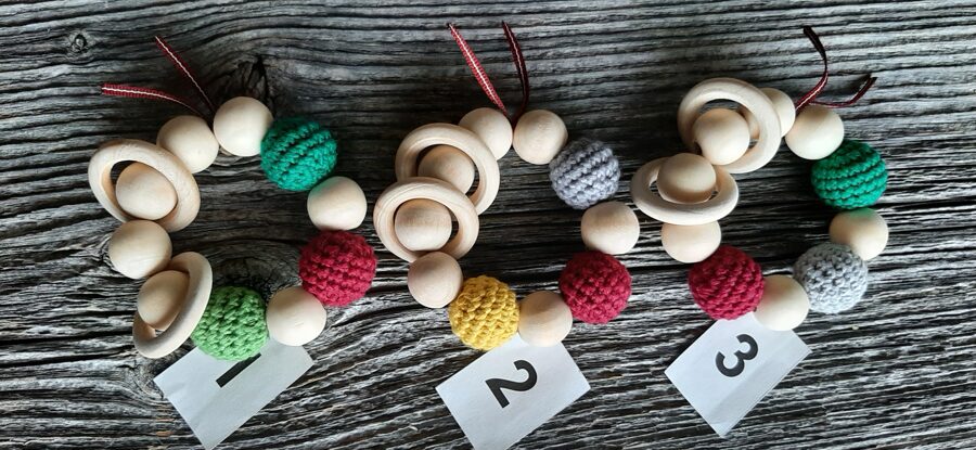 Pirmais grabulītis  jūsu mazulim. Lalu dabīga koka graužamriņķis ar aptamborētām koka  bumbiņām. Rotaļlieta - grabulis bērniem.