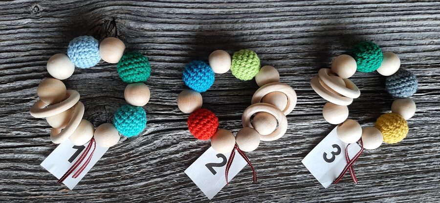 Pirmais grabulītis  jūsu mazulim. Lalu dabīga koka graužamriņķis ar aptamborētām koka  bumbiņām. Rotaļlieta - grabulis bērniem.