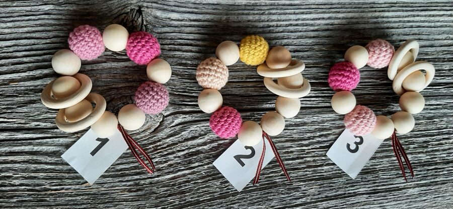 Pirmais grabulītis jūsu mazulim. Lalu dabīga koka graužamriņķis ar aptamborētām koka  bumbiņām. Rotaļlieta - grabulis bērniem.