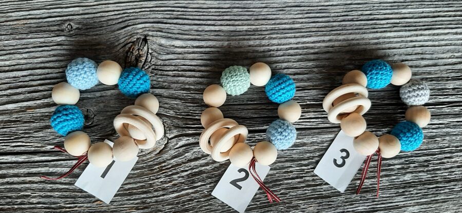 Pirmais grabulītis  jūsu mazulim. Lalu dabīga koka graužamriņķis ar aptamborētām koka  bumbiņām. Rotaļlieta - grabulis bērniem.