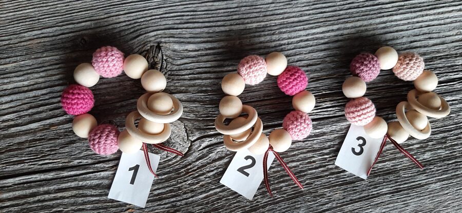 Pirmais grabulītis  jūsu mazulim. Lalu dabīga koka graužamriņķis ar aptamborētām koka  bumbiņām. Rotaļlieta - grabulis bērniem.