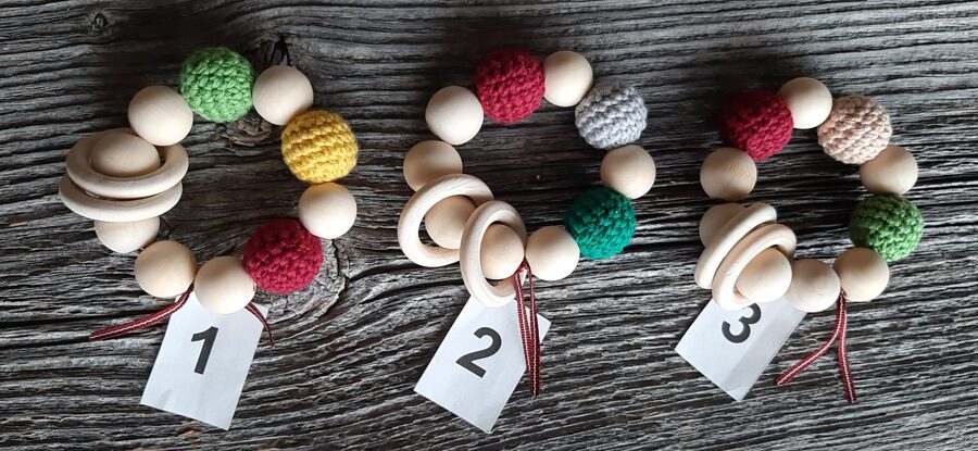 Pirmais grabulītis  jūsu mazulim. Lalu dabīga koka graužamriņķis ar aptamborētām koka  bumbiņām. Rotaļlieta - grabulis bērniem.