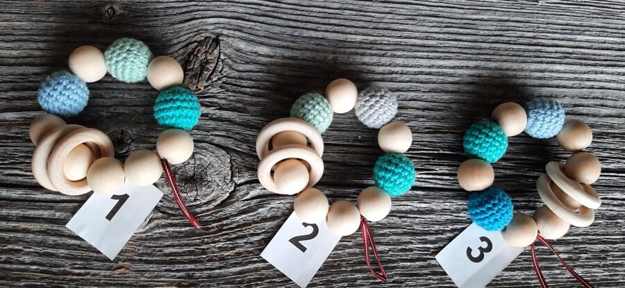 Pirmais grabulītis  jūsu mazulim. Lalu dabīga koka graužamriņķis ar aptamborētām koka  bumbiņām. Rotaļlieta - grabulis bērniem.