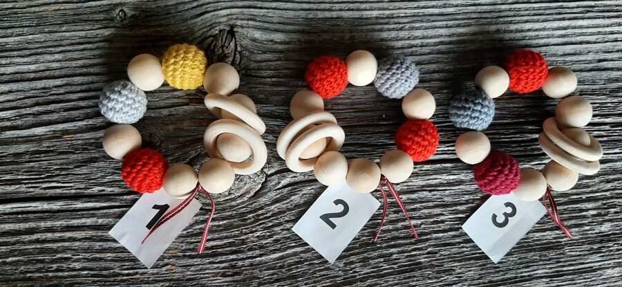 Pirmais grabulītis  jūsu mazulim. Lalu dabīga koka graužamriņķis ar aptamborētām koka  bumbiņām. Rotaļlieta - grabulis bērniem.