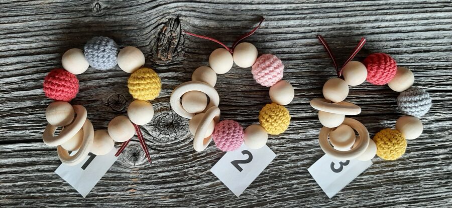 Pirmais grabulītis  jūsu mazulim. Lalu dabīga koka graužamriņķis ar aptamborētām koka  bumbiņām. Rotaļlieta - grabulis bērniem.