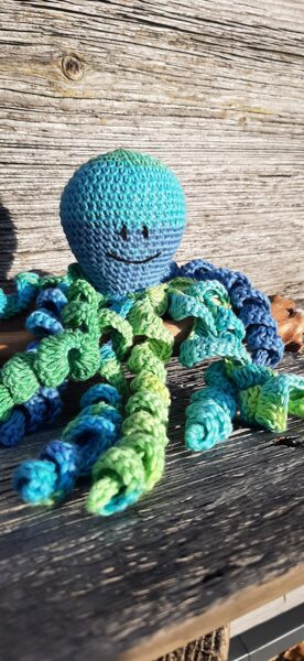 LaLu grabulis  - "Astoņkājis" Pirmais satvēriens, pirmā rotaļlieta, pirmā mīļlieta, kas atgādina māmiņas nabas saiti.