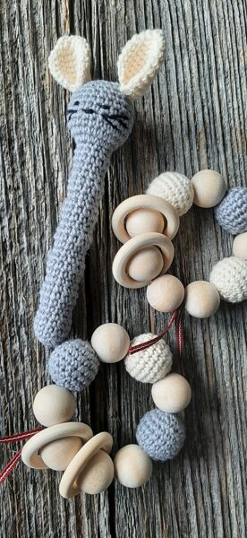 Graužamriņķītis un grabulītis "Pelīte".  Kremkrāsa ar pelēku.  Prieks un rotaļas mazulim. Pirmās rotaļlietas.