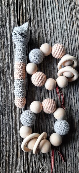 Graužamriņķis un grabulis "Kaķis".  Blush un pelēks. Prieks un rotaļas mazulim. Pirmā rotaļlieta.