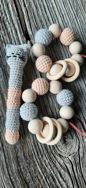 Graužamriņķis un grabulis "Kaķis".  Blush un pelēks. Prieks un rotaļas mazulim. Pirmā rotaļlieta.