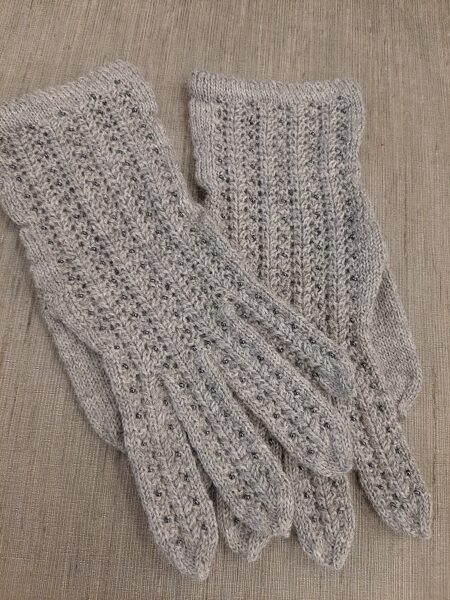 Gaiši pelēki sieviešu pirkstaiņi adīti no smalkas vilnas un pērlītēm. Eleganti, labi kopjas un valkājas.