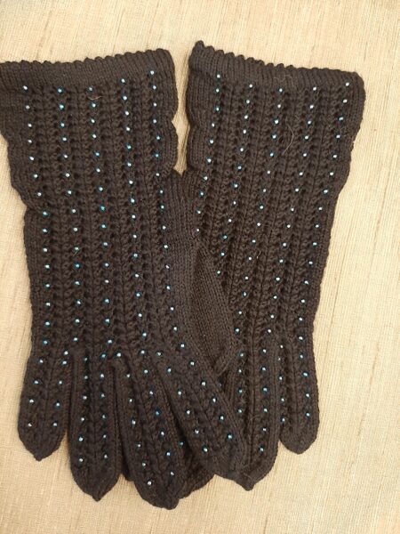 Melnzilas krāsas sieviešu pirkstaiņi ieadītām pērlītēm. Silti, rudenīgi vilnas cimdi adīti rokām.