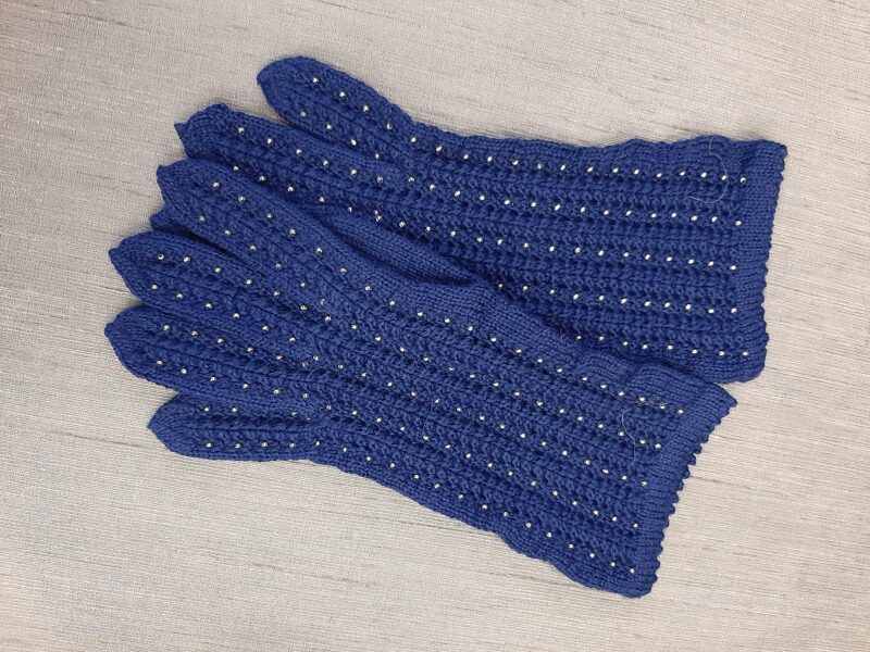 Rudzupuķu zili skaisti un eleganti sieviešu pirkstaiņi ieadītām zelta krāsas pērlītēm. Vilnas cimdi.