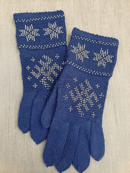 Rudzupuķu zili, skaisti un eleganti sieviešu pirkstaiņi ieadītām zelta krāsas pērlītēm. Vilnas cimdi.