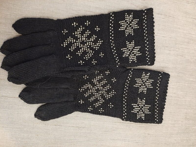 Skaisti un eleganti melni sieviešu pirkstaiņi ieadītām zelta krāsas pērlītēm. Vilnas cimdi.